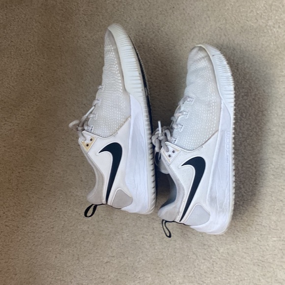 lightly used volleyball shoes nike size 11 women’s - Picture 2 of 5